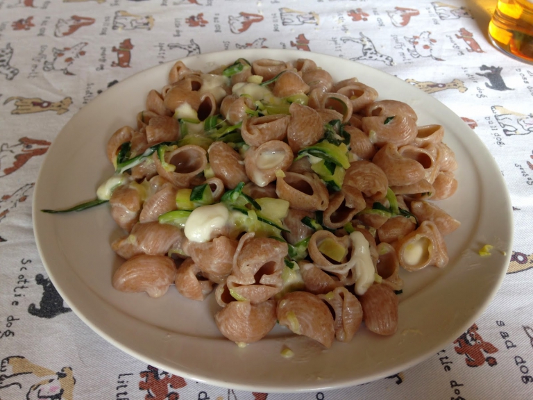 Con e Senza Bimby, Pipette Rigate al Farro con Zucchine, Philadelphia e Formaggio Montebore