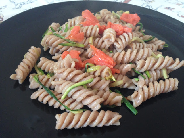 Con e Senza Bimby, Fusilli al Farro con Zucchine e Salmone Affumicato