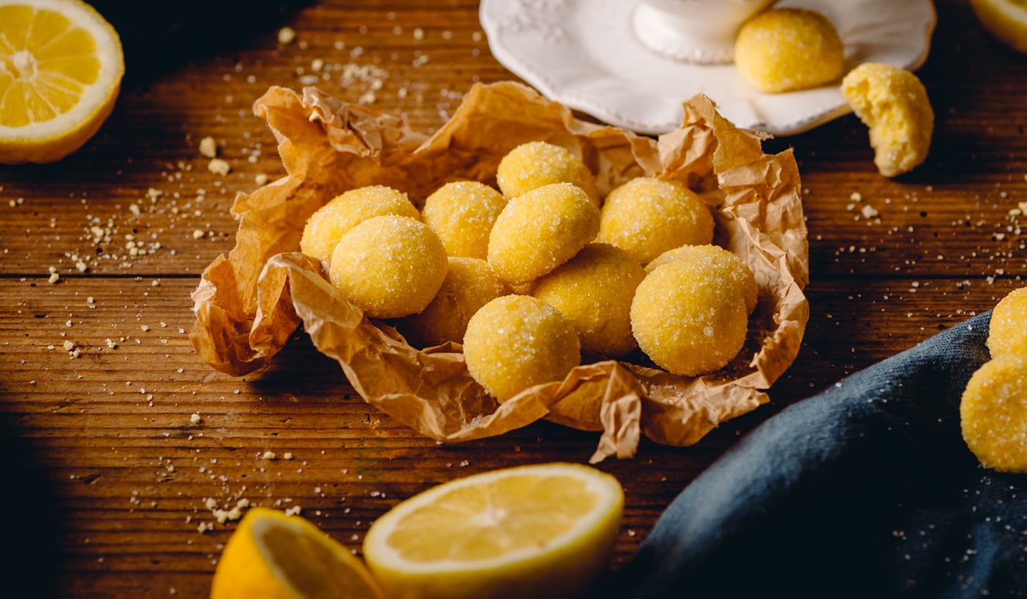 Castagnole al limone soffici e aromatiche, ideali per Carnevale.